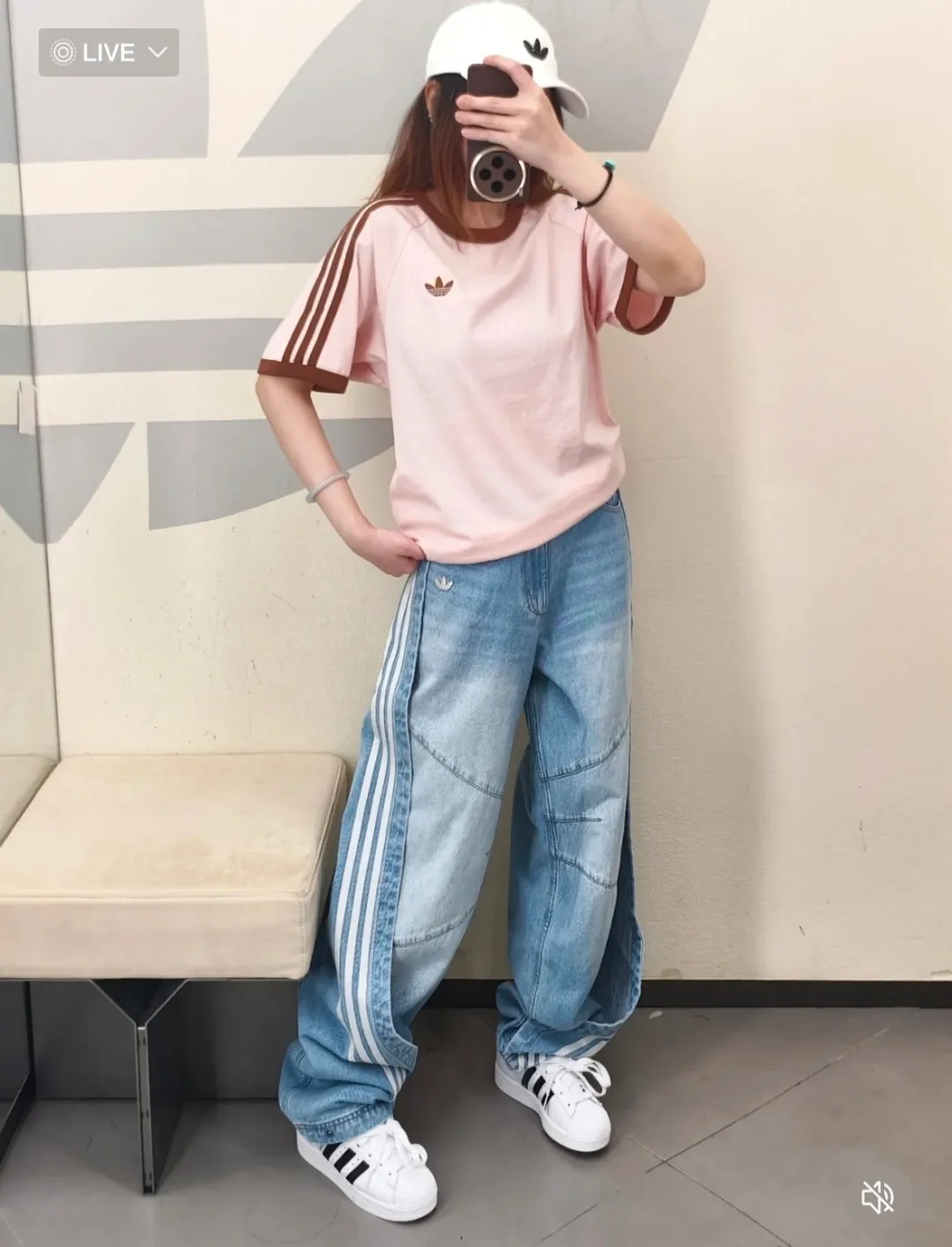 No watermark upper body rendering 𝟬𝟱𝟭𝟰𝟴# Exclusive real shot/difference between various stolen pictures and online version on the market [𝗔𝗗𝗜𝗗𝗔𝗦 Adidas Clover Classic Embroidered Couple Round Neck Short Sleeve 𝗧 Shirt] ✅Full set of 1:1 customized accessories ➕Customized three-label ➕𝗬𝘂𝗮𝗻 version hang tag ➕𝗹𝗼𝗴𝗼 packaging bag 🔥 ➕Scan the tag to enter the official website. ✅Top Original version, ins Xiaohongshu has many bloggers wearing it. Clover's latest 5-color T is really Korean casual style ➕Classic Versatile❤️ Skin-friendly and Breathable, super comfortable for daily wear. The clover logo on the chest is very recognizable. 3D three-dimensional tailoring. The upper body is crisp and stylish. The fit is loose. It covers the flesh and makes you slim. It perfectly modifies the figure. The full set of accessories is customized in a one-to-one mold, striving for excellence. Good Quality is never just talk! Color: White Pink Light Gray Green Black Tibetan Blue Size: S M L XL XXL